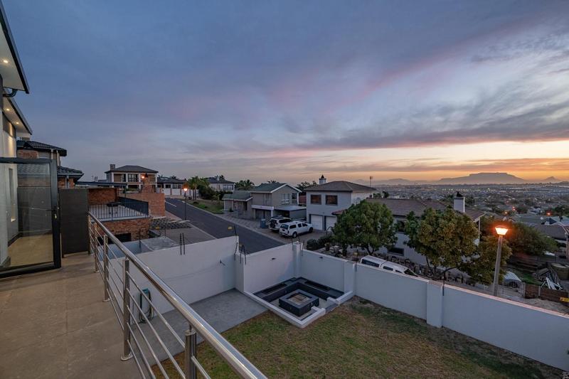 4 Bedroom Property for Sale in Kaapsig Western Cape
